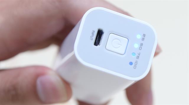 X Mobile 3000 mAh có 4 mức đèn LED báo hiệu