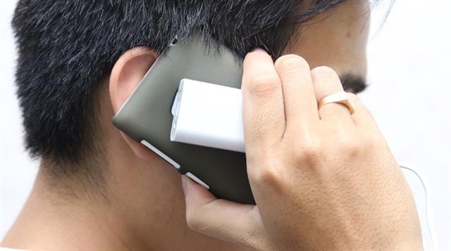 Đồng thời, bạn cũng dễ dàng vừa sạc, vừa sử dụng điện thoại mà không gây trở ngại, nhờ sự nhỏ gọn và trọng lượng nhẹ