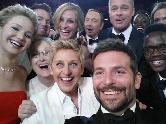 Tại lễ trao giải Oscar năm nay, hàng loạt các ngôi sao đình đám đã cùng chụp một bức ảnh tự sướng bằng Samsung Galaxy Note 3 và bức ảnh này đã tạo ra những kỷ lục chia sẽ trên mạng xã hội cũng như đưa phong trào tự sướng đi xa hơn