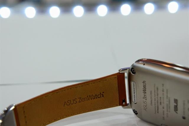 Bên dưới dây đeo có khắc tên Asus ZenWatch