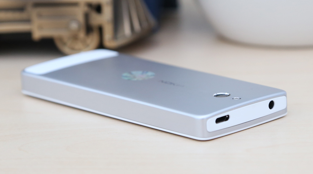 Nokia 515 Nokia 515 sở hữu phong cách thiết kế giả nguyên khối như trên các dòng Lumia trước đây đã từng làm