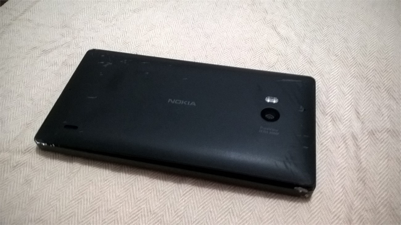 Lumia 930 sống sót kỳ diệu khi bị văng ra đường cao tốc với tốc độ 100km/h Lumia 930 sống sót kỳ diệu khi bị văng ra đường cao tốc với tốc độ 100km/h 1