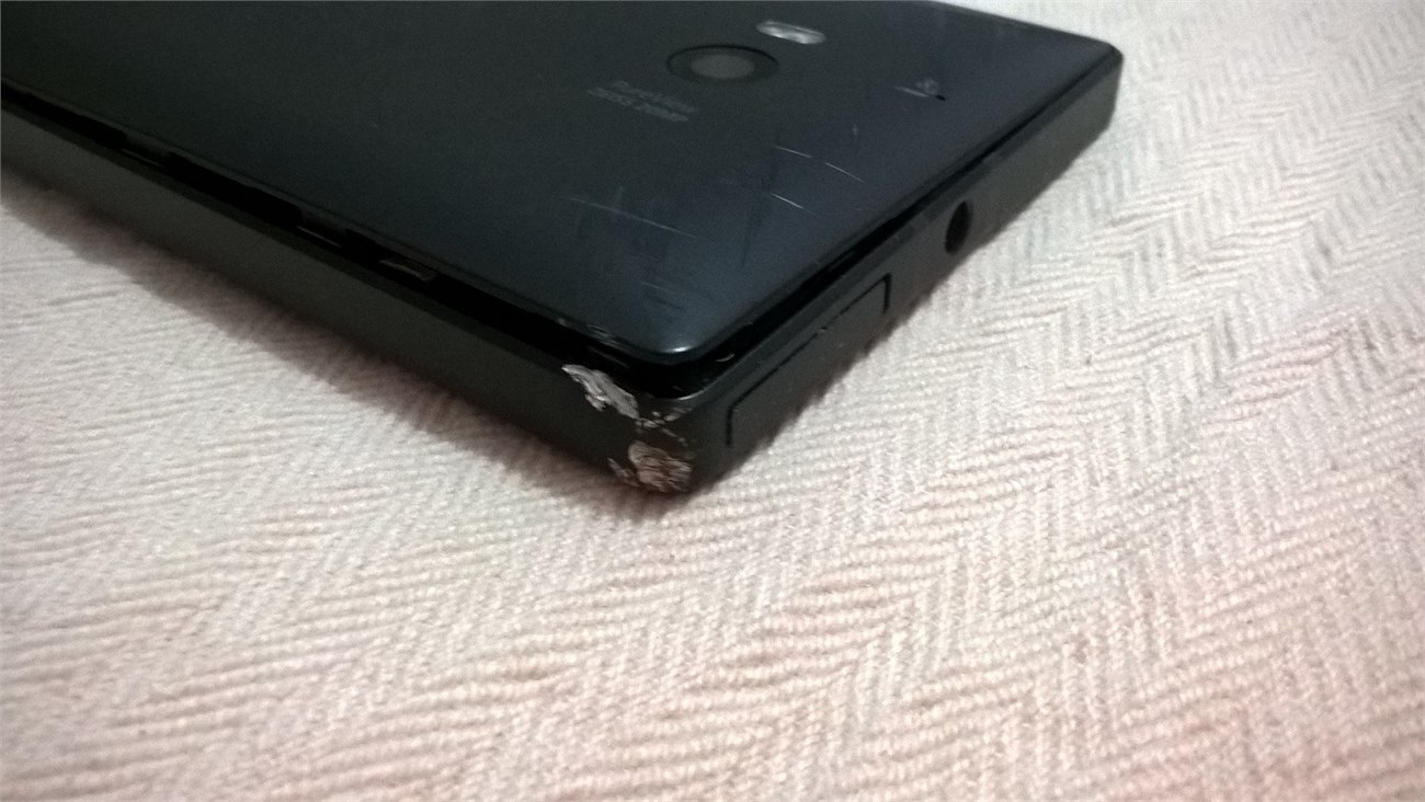 Lumia 930 sống sót kỳ diệu khi bị văng ra đường cao tốc với tốc độ 100km/h 2 Lumia 930 sống sót kỳ diệu khi bị văng ra đường cao tốc với tốc độ 100km/h 2