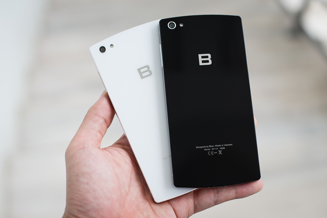 Bphone có các dung lượng bộ nhớ trong 16GB, 64GB và 128GB, cả ba đều không tích hợp khe cắm thẻ nhớ mở rộng. Phiên bản 16GB không có lựa chọn màu trắng trong khi bản đắt nhất mạ vàng 24K Limited Edition chỉ có dung lượng 128GB và màu đen. Bphone có các dung lượng bộ nhớ trong 16GB, 64GB và 128GB, cả ba đều không tích hợp khe cắm thẻ nhớ mở rộng. Phiên bản 16GB không có lựa chọn màu trắng trong khi bản đắt nhất mạ vàng 24K Limited Edition chỉ có dung lượng 128GB và màu đen.