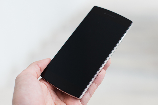 Có khung viền kim loại như thiết kế của iPhone 4 hay 4S, nhưng cảm giác cầm Bphone dễ chịu hơn nhờ phần viền bo nhẹ ở các mép khiến máy không cấn tay. Có khung viền kim loại như thiết kế của iPhone 4 hay 4S, nhưng cảm giác cầm Bphone dễ chịu hơn nhờ phần viền bo nhẹ ở các mép khiến máy không cấn tay.