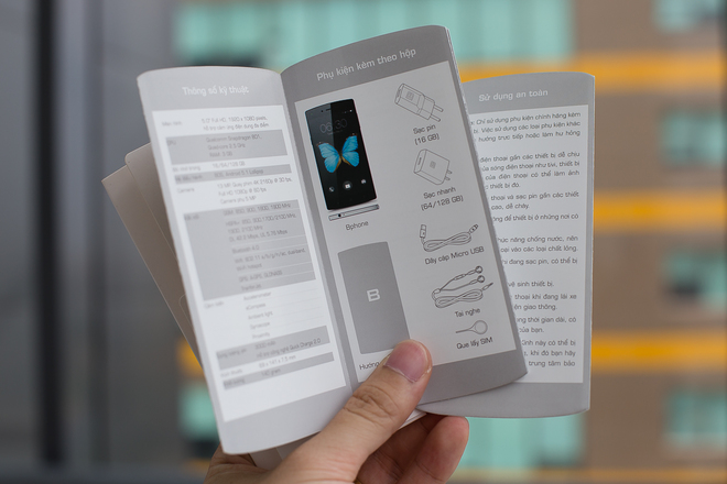 Sách hướng dẫn sử dụng được làm vừa bằng chiếc Bphone với thông tin chi tiết về cấu hình và phụ kiện. Sách hướng dẫn sử dụng được làm vừa bằng chiếc Bphone với thông tin chi tiết về cấu hình và phụ kiện.