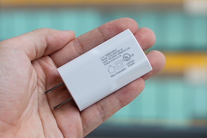 Riêng phiên bản 16GB sử dụng sạc pin thông thường, trong khi các phiên bản 64GB và phiên bản Limited Edition 128GB (mạ vàng 24K) được trang bị sạc nhanh Quick Charge 2.0. Riêng phiên bản 16GB sử dụng sạc pin thông thường, trong khi các phiên bản 64GB và phiên bản Limited Edition 128GB (mạ vàng 24K) được trang bị sạc nhanh Quick Charge 2.0.