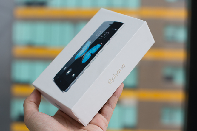 Hộp đựng của Bphone phiên bản thương mại được làm khá gọn gàng với kích thước nhỉnh hơn một chút so với điện thoại. Vỏ hộp màu trắng với mặt trước là hình minh hoạ phiên bản màu đen, bên hông là tên sản phẩm. Các thông tin chi tiết về cấu hình sản phẩm nằm hết ở mặt sau. Hộp đựng của Bphone phiên bản thương mại được làm khá gọn gàng với kích thước nhỉnh hơn một chút so với điện thoại. Vỏ hộp màu trắng với mặt trước là hình minh hoạ phiên bản màu đen, bên hông là tên sản phẩm. Các thông tin chi tiết về cấu hình sản phẩm nằm hết ở mặt sau.