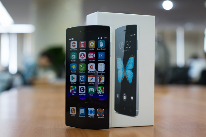 Ngoài việc được thiết kế và sản xuất ngay tại Việt Nam, Bphone đang là chiếc smartphone thương hiệu Việt có cấu hình và tính năng tốt nhất trên thị trường. Máy chạy hệ điều hành Android 5.1 Lollipop với nền tảng BOS được Bkav tuỳ biến riêng. Màn hình FullHD 5 inch, chip Snapdragon 801 4 nhân của Qualcomm đi kèm RAM 3GB. Ngoài việc được thiết kế và sản xuất ngay tại Việt Nam, Bphone đang là chiếc smartphone thương hiệu Việt có cấu hình và tính năng tốt nhất trên thị trường. Máy chạy hệ điều hành Android 5.1 Lollipop với nền tảng BOS được Bkav tuỳ biến riêng. Màn hình FullHD 5 inch, chip Snapdragon 801 4 nhân của Qualcomm đi kèm RAM 3GB.
