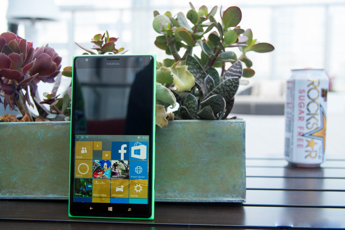 lumia-1520-win10-one-hand_0