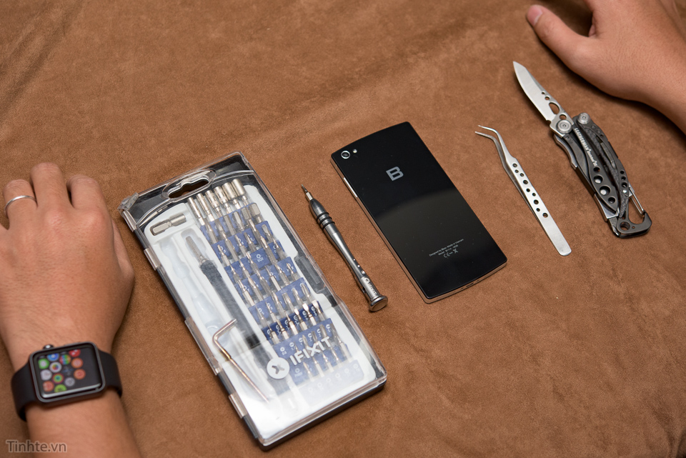 Các phụ kiện dùng để mở Bphone: bộ iFixit nhập từ Mỹ về, nhíp nhặt ốc và dao Leatherman với thép 154CM siêu cứng dùng để cắt dây, đề phòng nổ bom