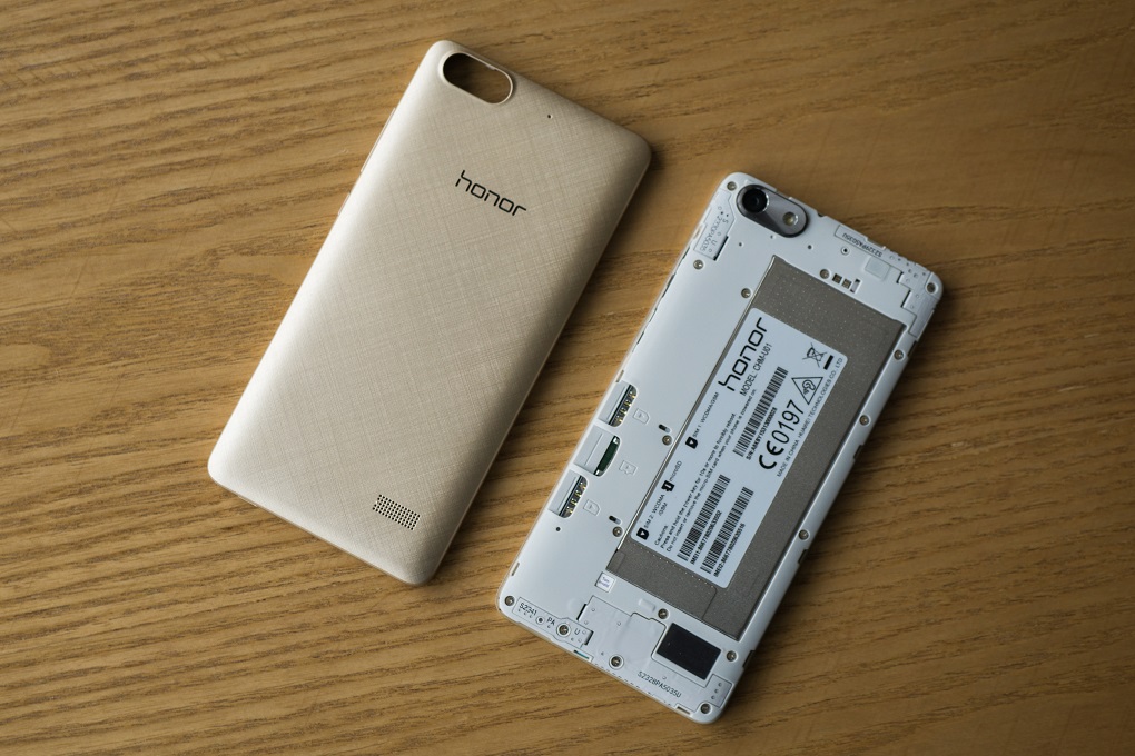 Mở nắp lưng Honor 4C tren-tay-nhanh-honor-4c