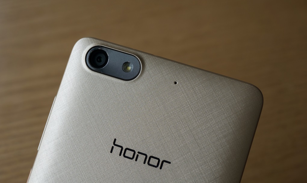Mặt lưng Honor 4C tren-tay-nhanh-honor-4c