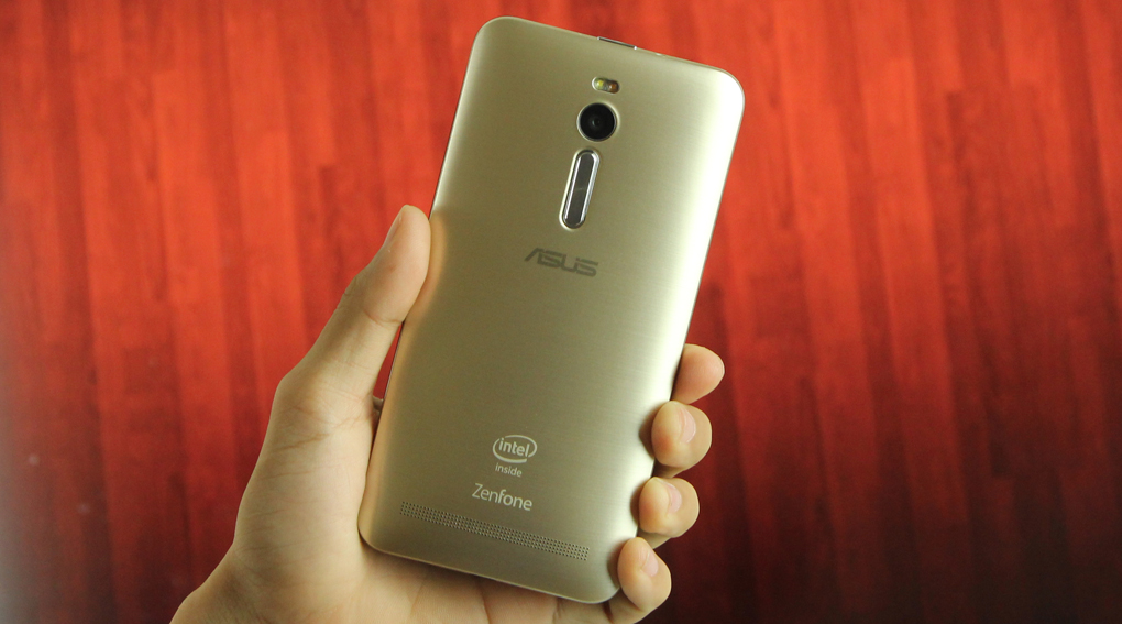 Zenfone 2 sở hữu giao diện điều khiển trực quan, với phím điều khiển thuận tiện ở mặt sau Zenfone 2 sở hữu giao diện điều khiển trực quan, với phím điều khiển thuận tiện ở mặt sau