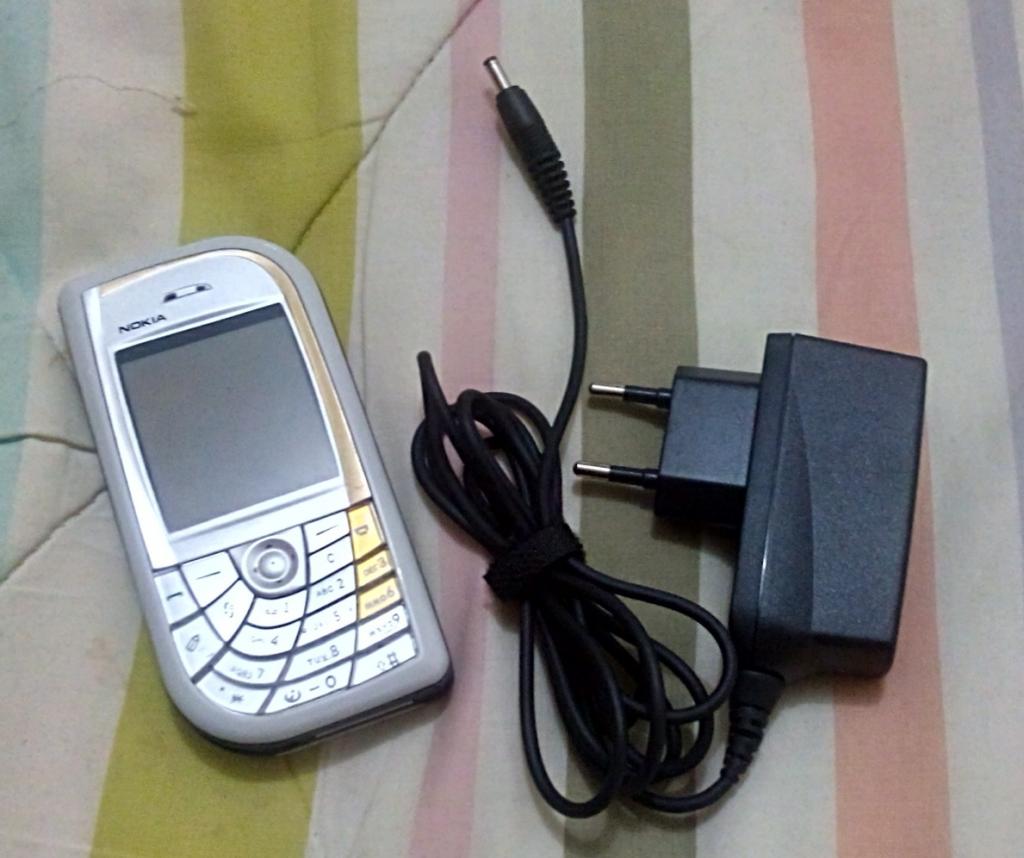 Nokia 7610 dùng pin Li-Ion 900 mAh (BL-5C)