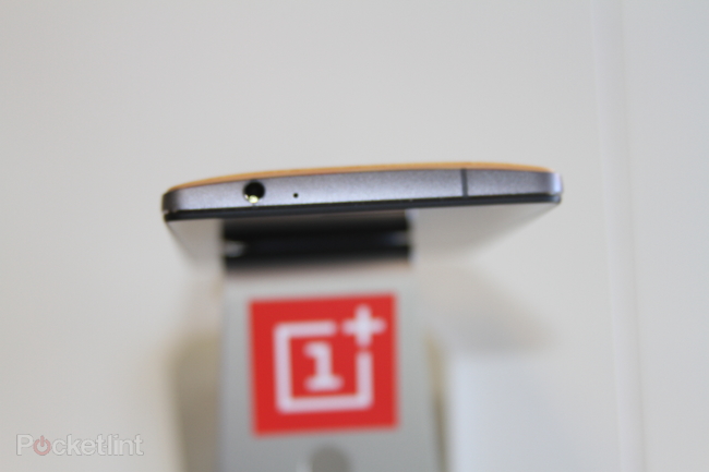 Các cạnh còn lại của OnePlus 2