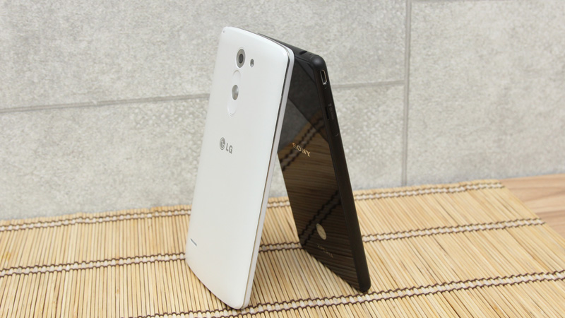 Tương tự cạnh phải, cạnh trái của G3 Stylus cũng không có phím cứng nào. Ở cùng vị trí, Sony bố trí cho thiết bị của mình một cổng kết nối micro USB và một khe cắm thẻ nhớ. Tương tự cạnh phải, cạnh trái của G3 Stylus cũng không có phím cứng nào. Ở cùng vị trí, Sony bố trí cho thiết bị của mình một cổng kết nối micro USB và một khe cắm thẻ nhớ.