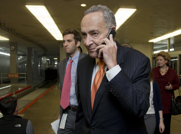 Thượng nghị sĩ Chuck Schumer và chiếc điện thoại những năm thập niên 90 của mình