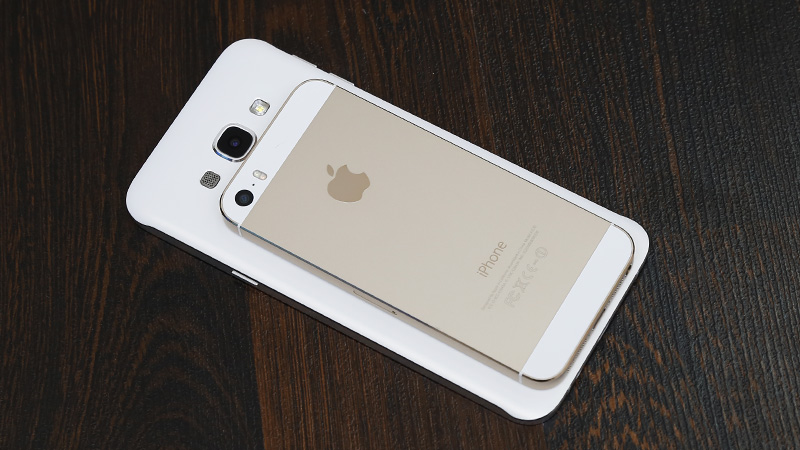 Mặt lưng Galaxy A8 và iPhone 5s