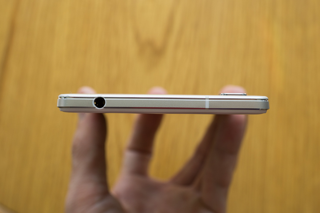 Jack cắm tai nghe 3.5mm Mở hộp R7 Lite