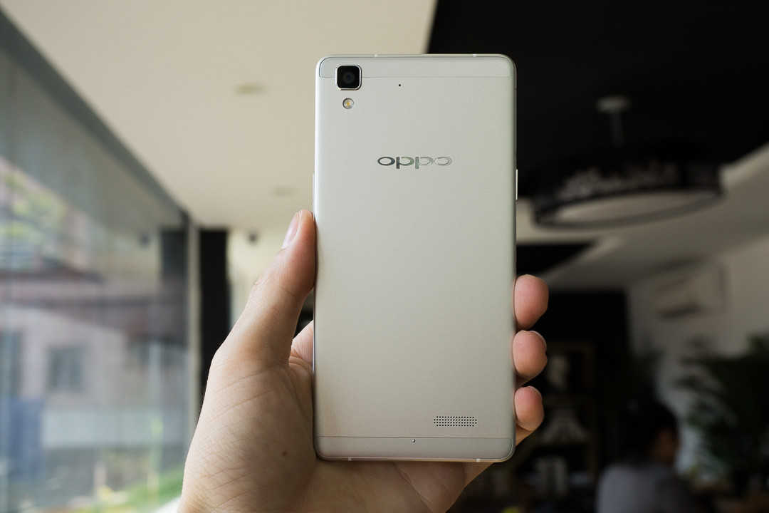 Mặt sau R7 Lite Mở hộp R7 Lite