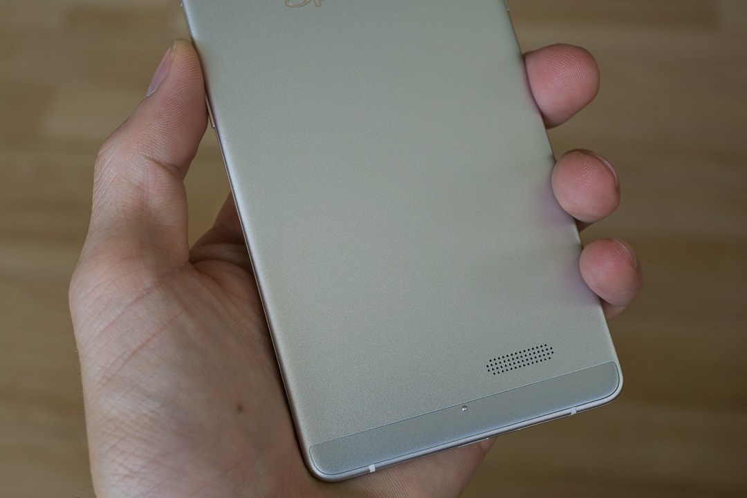 Phía sau máy Mở hộp R7 Lite