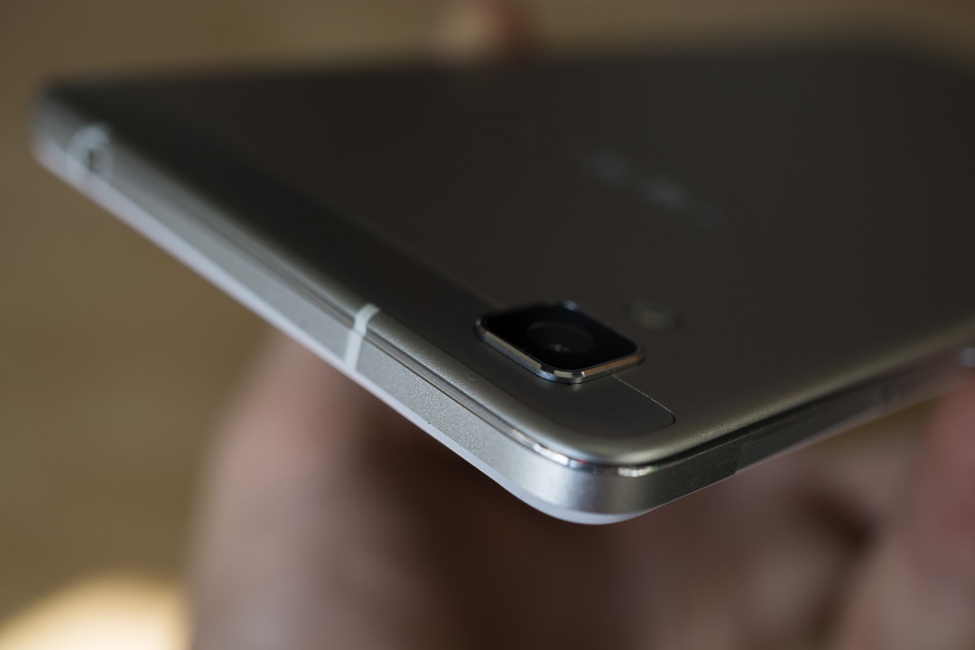 Camera sau Mở hộp R7 Lite