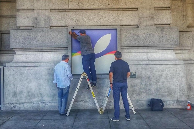 Apple trang hoàng khán phòng Bill Graham Civic cho sự kiện lớn sắp tới Apple trang hoàng khán phòng Bill Graham Civic cho sự kiện lớn sắp tới