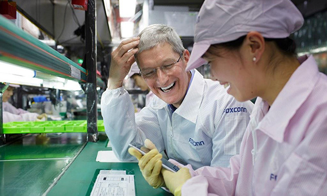 Tim Cook trong chuyến thăm Foxconn