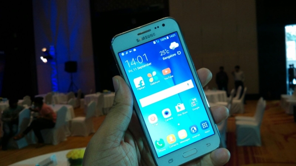 Galaxy J2 có thiết kế khá bắt mắt Galaxy J2 có thiết kế khá bắt mắt
