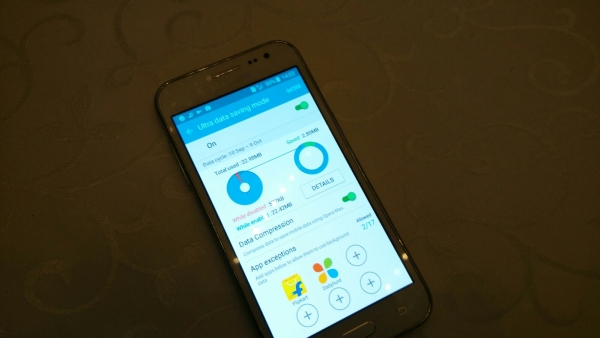 Galaxy J2 có thiết kế khá bắt mắt 3 Galaxy J2 có thiết kế khá bắt mắt 3