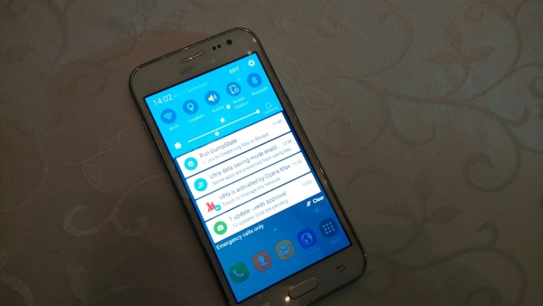 Galaxy J2 có thiết kế khá bắt mắt 4 Galaxy J2 có thiết kế khá bắt mắt 4