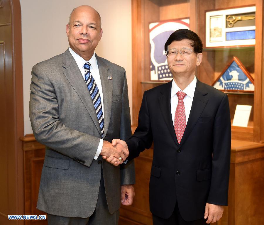 Bộ trưởng Bộ An ninh Nội địa Mỹ Jeh Johnson đứng kế ông Mạnh Kiến Trụ Bộ trưởng Bộ An ninh Nội địa Mỹ Jeh Johnson đứng kế ông Mạnh Kiến Trụ