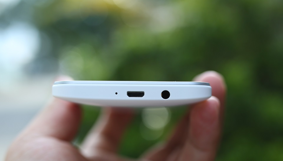Cạnh dưới HTC Butterfly 2 Cạnh dưới HTC Butterfly 2