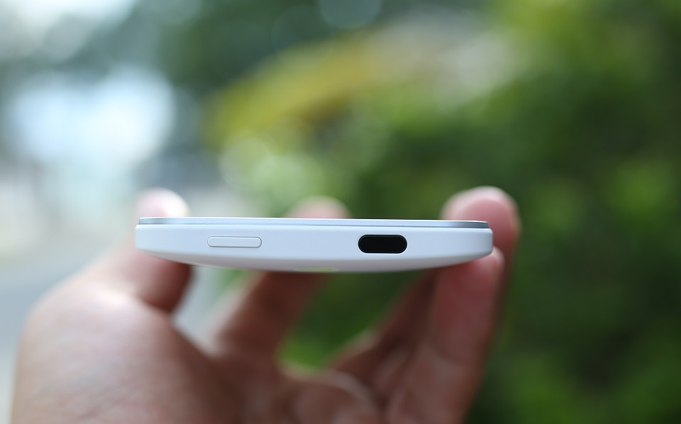 Cạnh trên HTC Butterfly 2 Cạnh trên HTC Butterfly 2