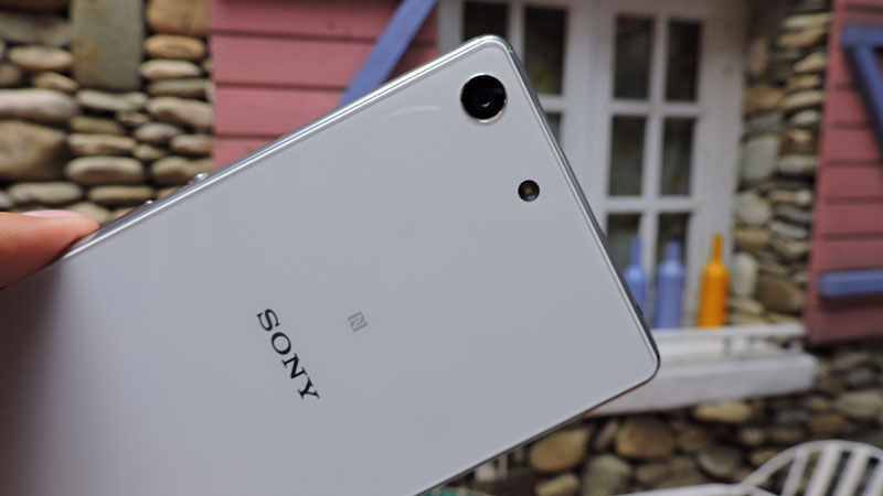 mặt sau xperia m5