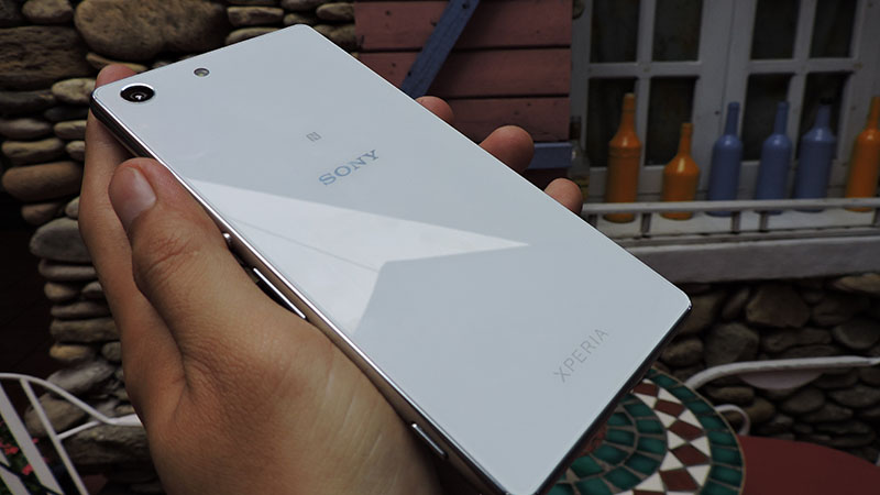 mặt sau xperia m5