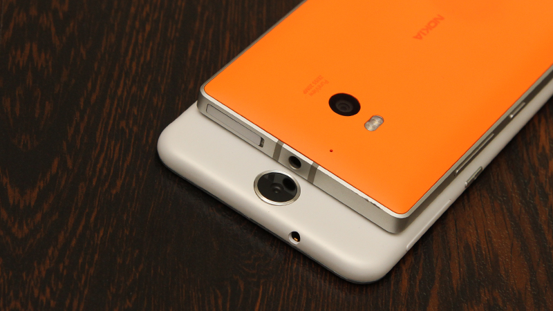 Cạnh trên Lumia 930 và One E9 Dual