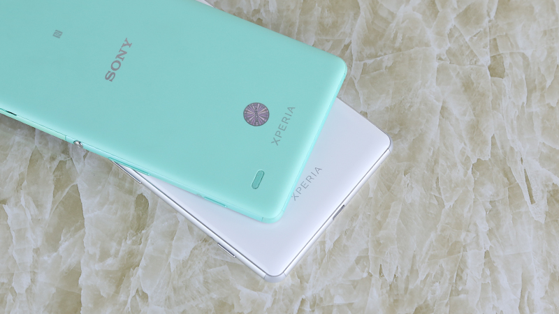 So sánh mặt lưng Sony Xperia C4 và Sony Xperia C5