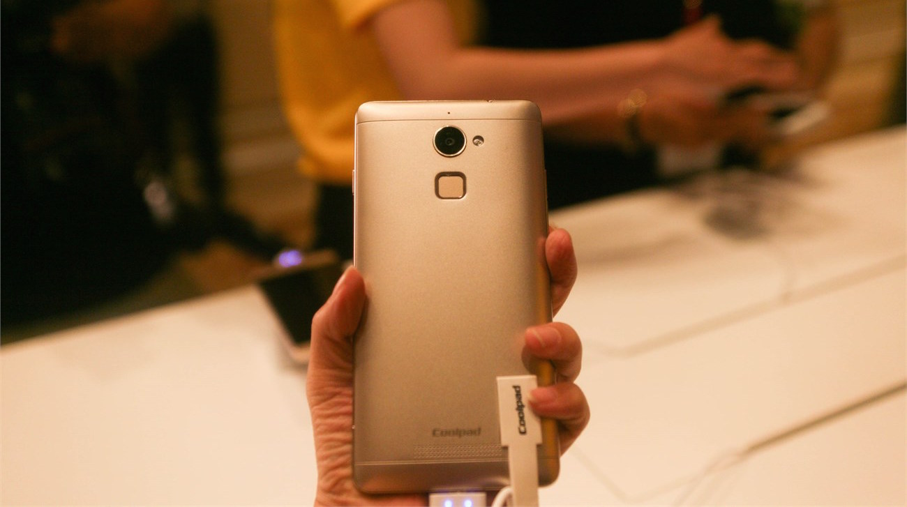 Mặt sau Coolpad Shine có ô nhận dạng vân tay nằm dưới camera Mặt sau Coolpad Shine có ô nhận dạng vân tay nằm dưới camera