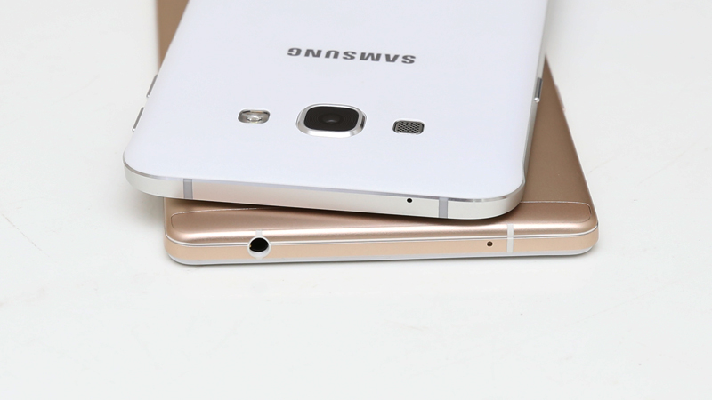 Cạnh viền trên Oppo R7 Plus và Samsung Galaxy A8