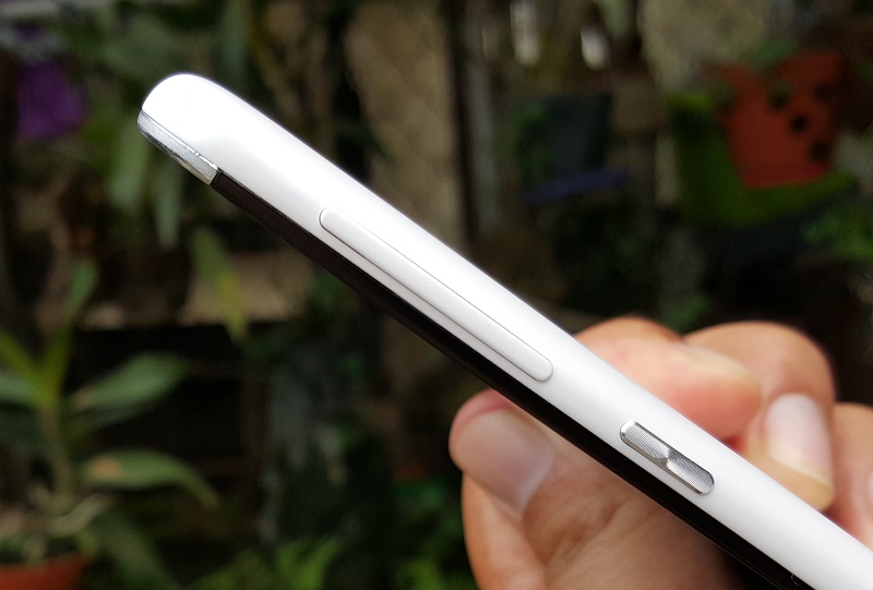 Phím nguồn và cặp phím tăng giảm âm lượng của One E9