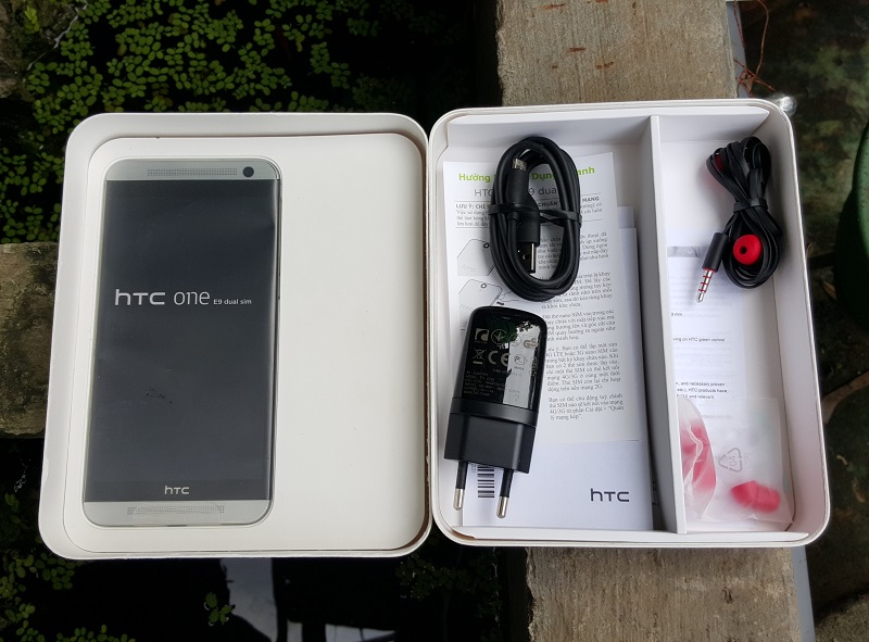 Hộp sản phẩm One E9 với chiếc điện thoại và các phụ kiện bên trong