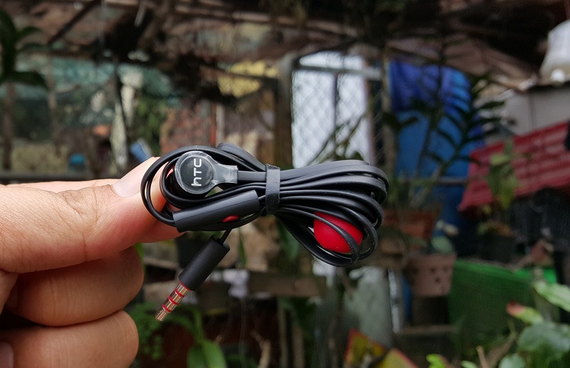 Tai nghe đi kèm trong hộp sản phẩm One E9
