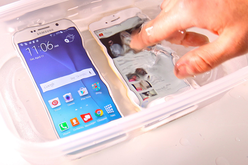 samsung-iphone-water samsung-iphone-water