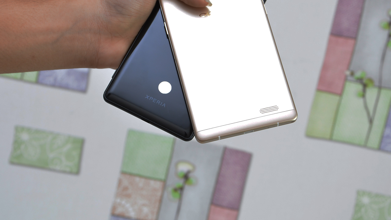 Mặt sau Oppo R7 Plus và Sony Xperia C5 Ultra Dual