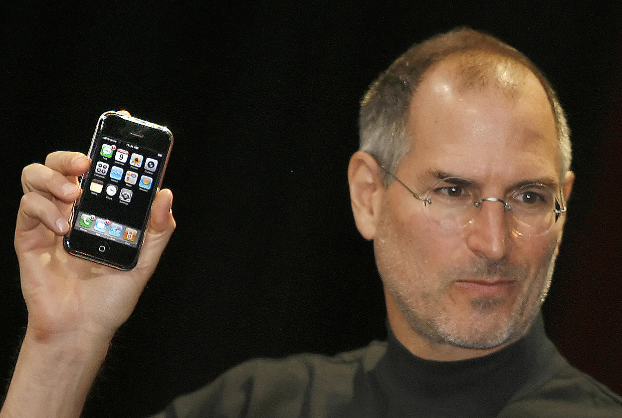 Steve Jobs trên tay chiếc iPhone thế hệ đầu tiên vào năm 2007