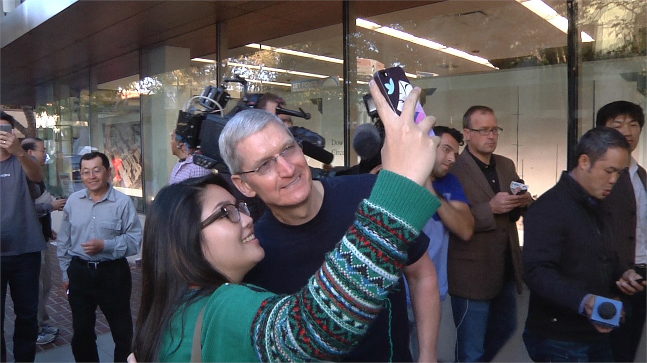 Tim Cook chụp ảnh selfie chung với Fan hâm mộ tại sự kiện ra mắt iPhone 6