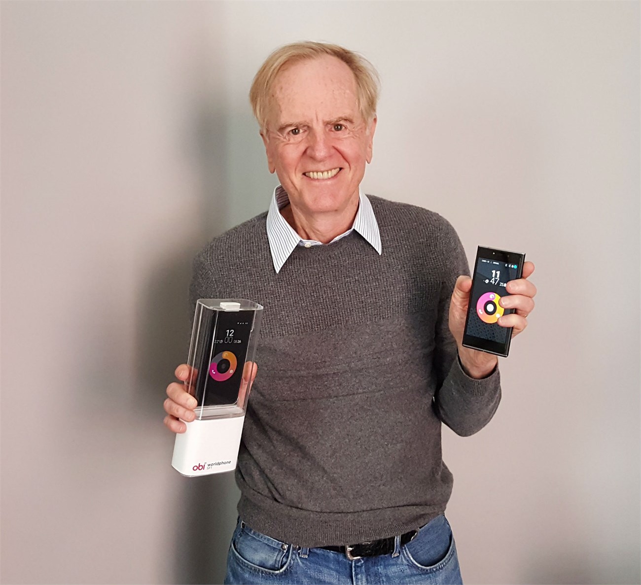 John Sculley trên tay hộp đựng và điện thoại Obi John Sculley trên tay hộp đựng và điện thoại Obi