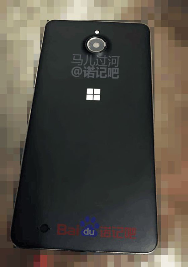Mặt sau được cho là của Lumia 850 Mặt sau được cho là của Lumia 850
